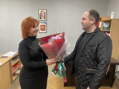 Глава Токмакского муниципального округа, секретарь местного отделения партии «Единая Россия» поздравил с Днем рождения заместителя председателя Токмакского окружного Совета депутатов Светлану Морозову