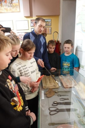 В Токмакском краеведческом музее проходят тематические экскурсии для школьников