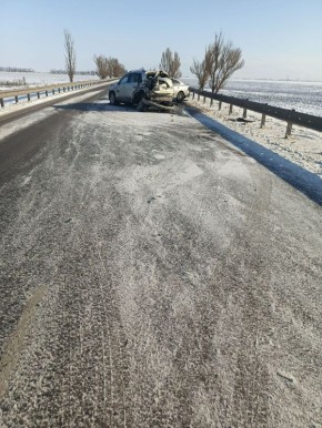 Сотрудники Госавтоинспекции проводят проверку по факту ДТП с несовершеннолетним пассажиром