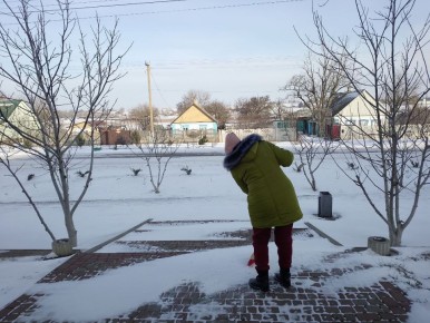 Уборка сквера. В селе Астраханка сотрудники МБУ «Жилсервис» провели работы по уборке снега на территории сквера