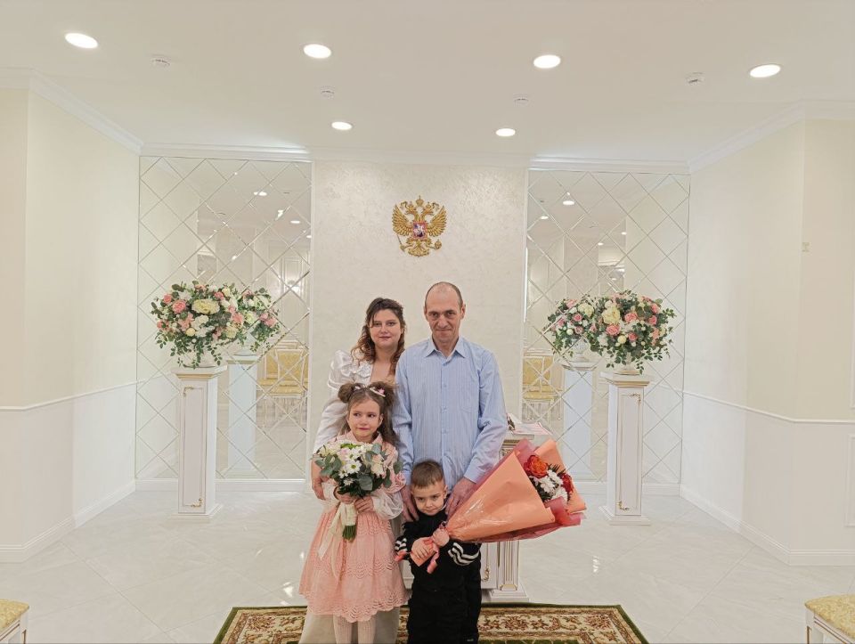 Окрыленные любовью. Сегодня, 24 января 2026 года, в территориальном отделе ЗАГС города Энергодар Управления ЗАГС Запорожской области поздравляли Сергея и Анастасию с торжественной регистрацией брака! История их знакомства...