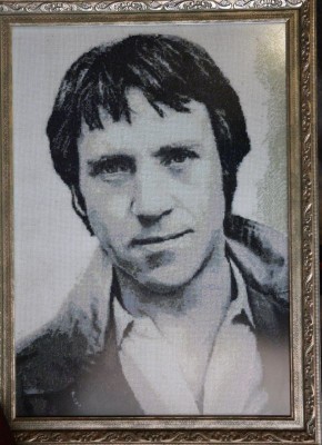 Вышитая память о Высоцком. Иногда культурные находки приходят к нам не из музеев и архивов, а из самых тёплых рук — тех, кто хранит память посвоему, тихо и бережно