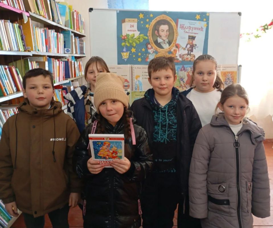 В Волчанской библиотеке прошёл «Час познания: сказочная феерия мага и кудесника Гофмана» — увлекательное мероприятие, посвящённое творчеству Э. Т. А. Гофмана и его всемирно известной сказке «Щелкунчик и Мышиный король»