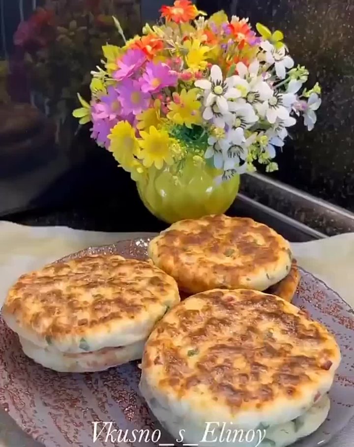 1111126. 16261125. Лепёшки на кефире с начинкой «пицца» Ингредиенты: