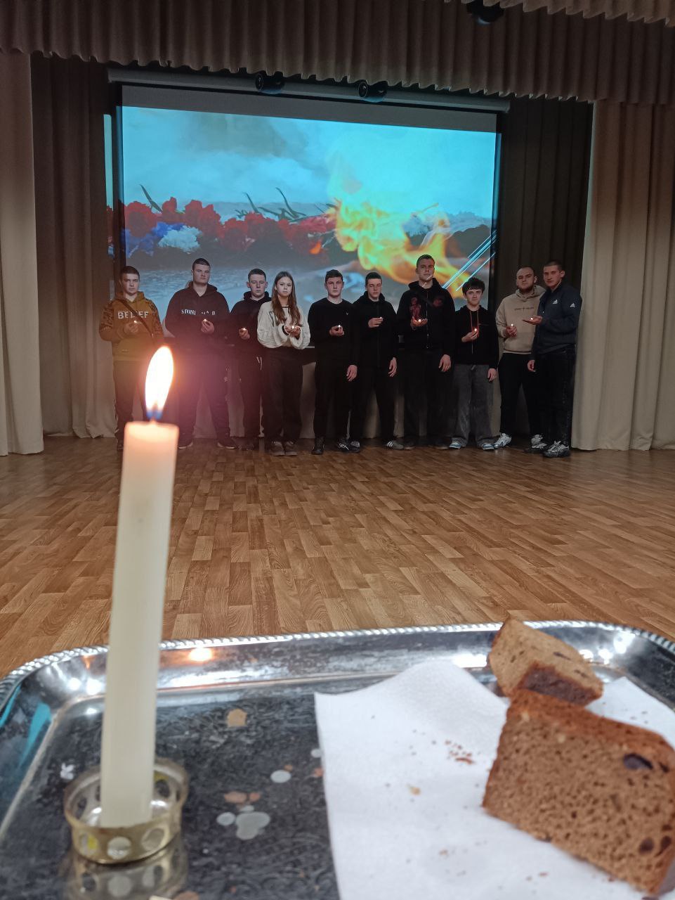 У могилы святой. Стань на колени