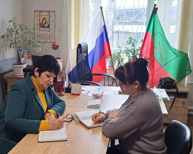 Состоялась встреча председателя территориальной избирательной комиссии № 12 Пологовского муниципального округа с исполнительным секретарём Пологовского местного отделения партии "Единая Россия" Дарьей Васильевной Фесенко