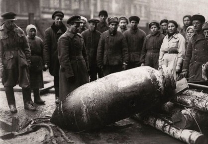 Жители блокадного Ленинграда столпились вокруг гигантской немецкой авиабомбы SC-1000, которая, к счастью, так и не разорвалась
