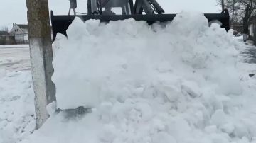 МБУ "Парки и скверы" продолжают работы по ликвидации зимней непогоды в населенных пунктах Приморского муниципалитета