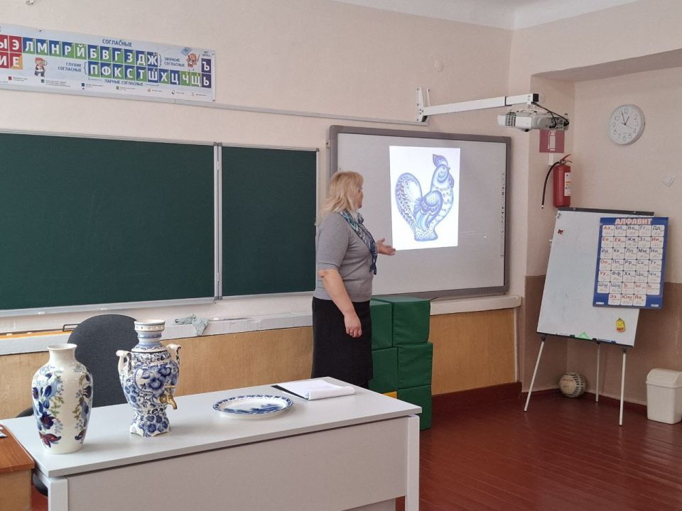 "СКАЗОЧНАЯ ГЖЕЛЬ". Для учащихся младших классов Богдановской ШДС 11 прошла замечательная акция "Сказочная гжель", организованная Томской областной детско-юношеской библиотекой