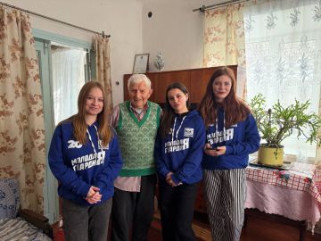В Токмакском округе молодогвардейцы навестили ветерана в день снятия блокады Ленинграда