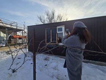 Пострадавшему домовладению в Приморске передали строительные материалы для восстановления