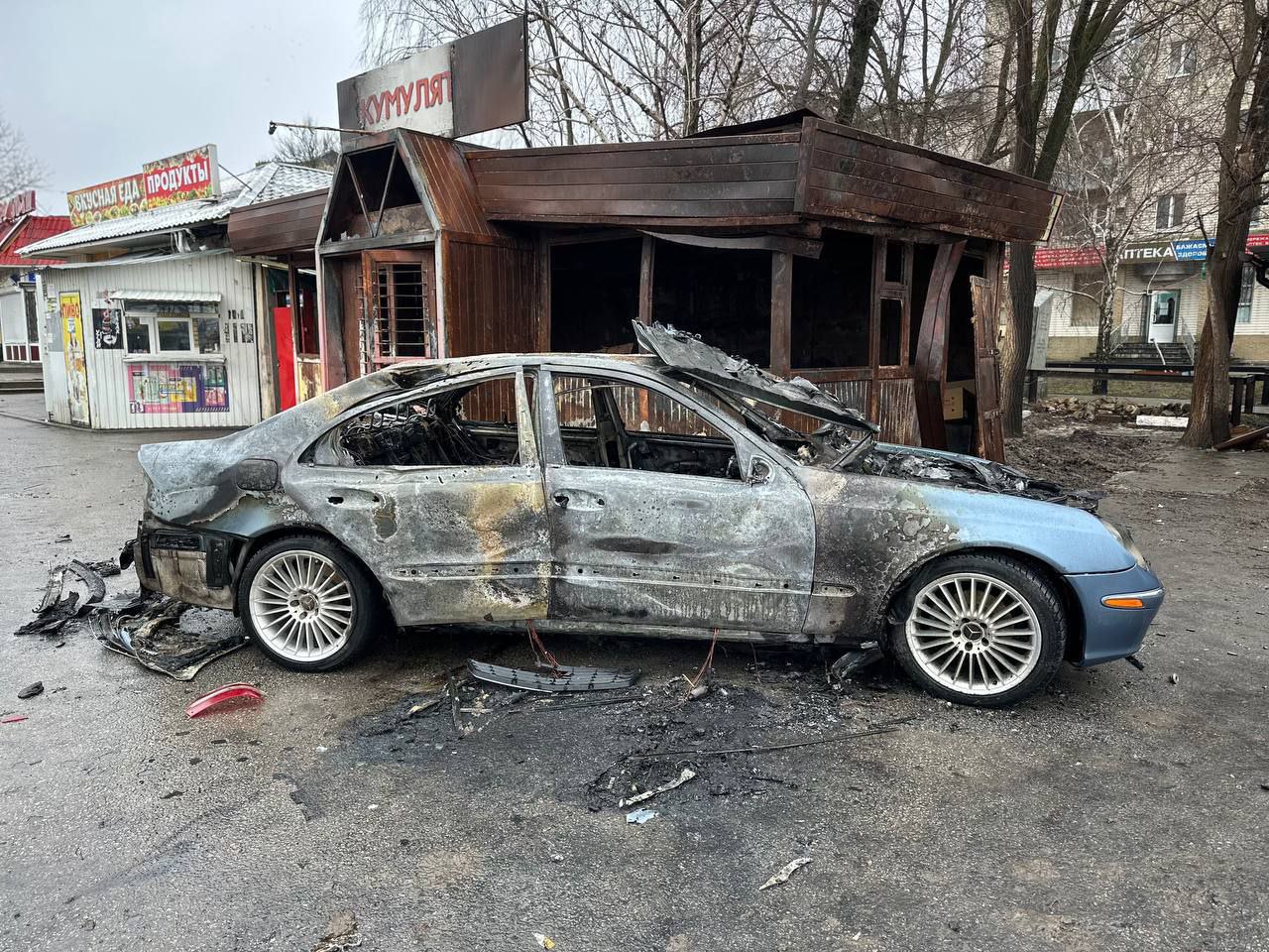 В результате атаки ВСУ в Васильевке полностью сгорел автомобиль, повреждено здание магазина, возле которого он был припаркован