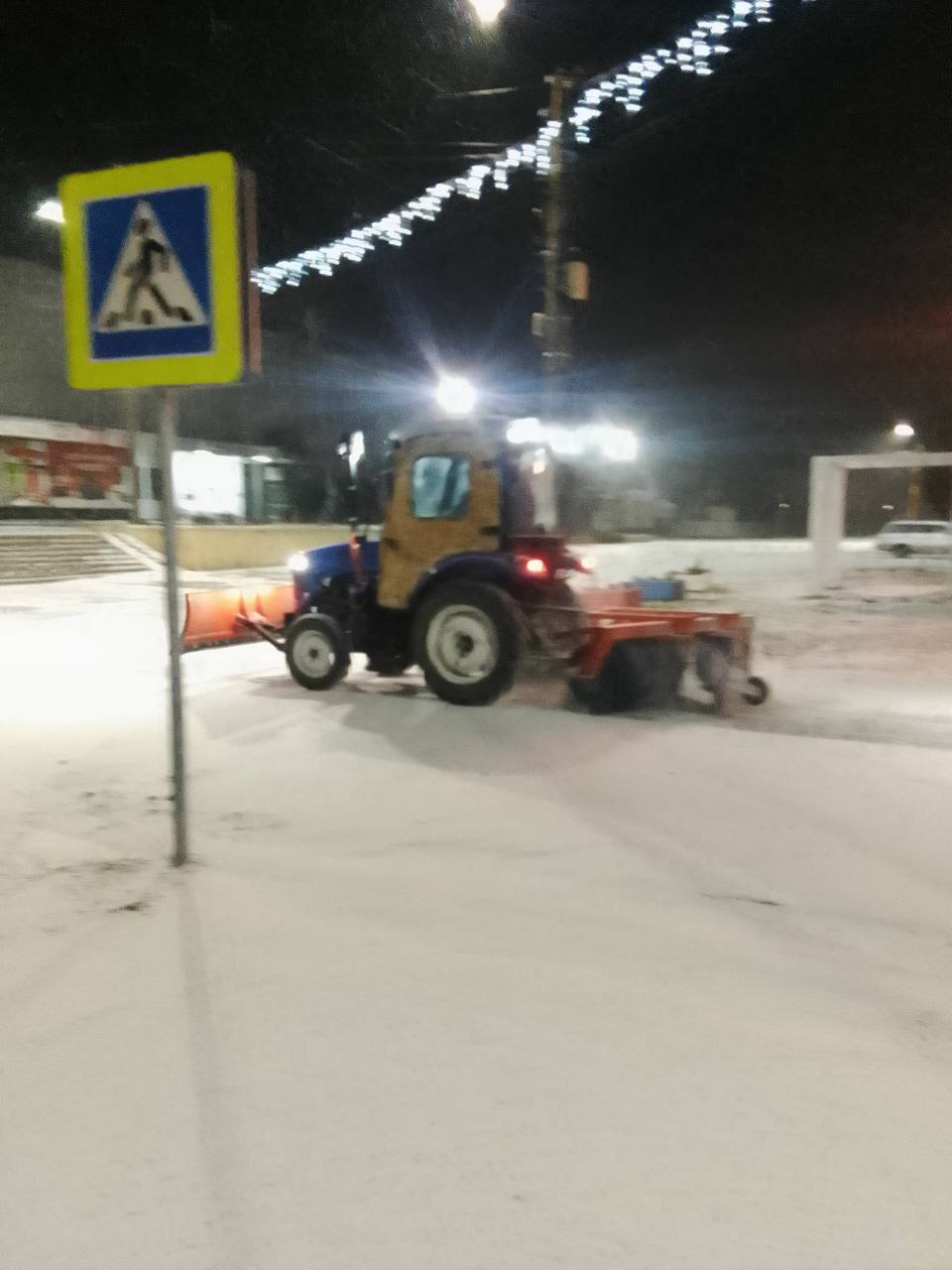 Специалисты Акимовского ЖКХ вместе с ярославской бригадой посыпали и почистили основные дороги, тротуары, аварийно-опасные участки, перекрестки и мосты, расчистили снег на общественных территориях