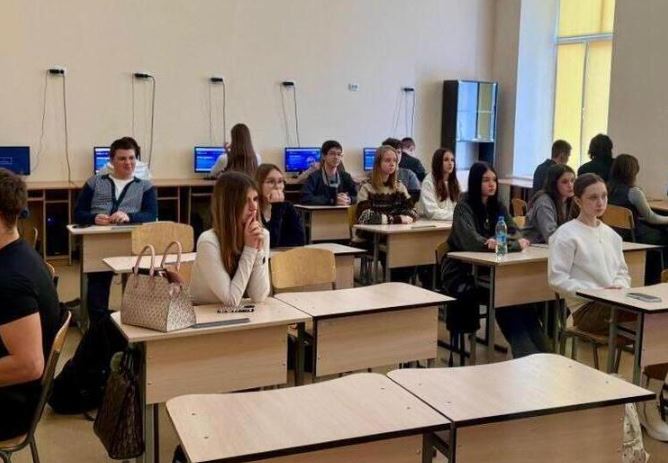 Мелитопольские старшеклассники осваивают киберзащиту спутников на «Уроке цифры»