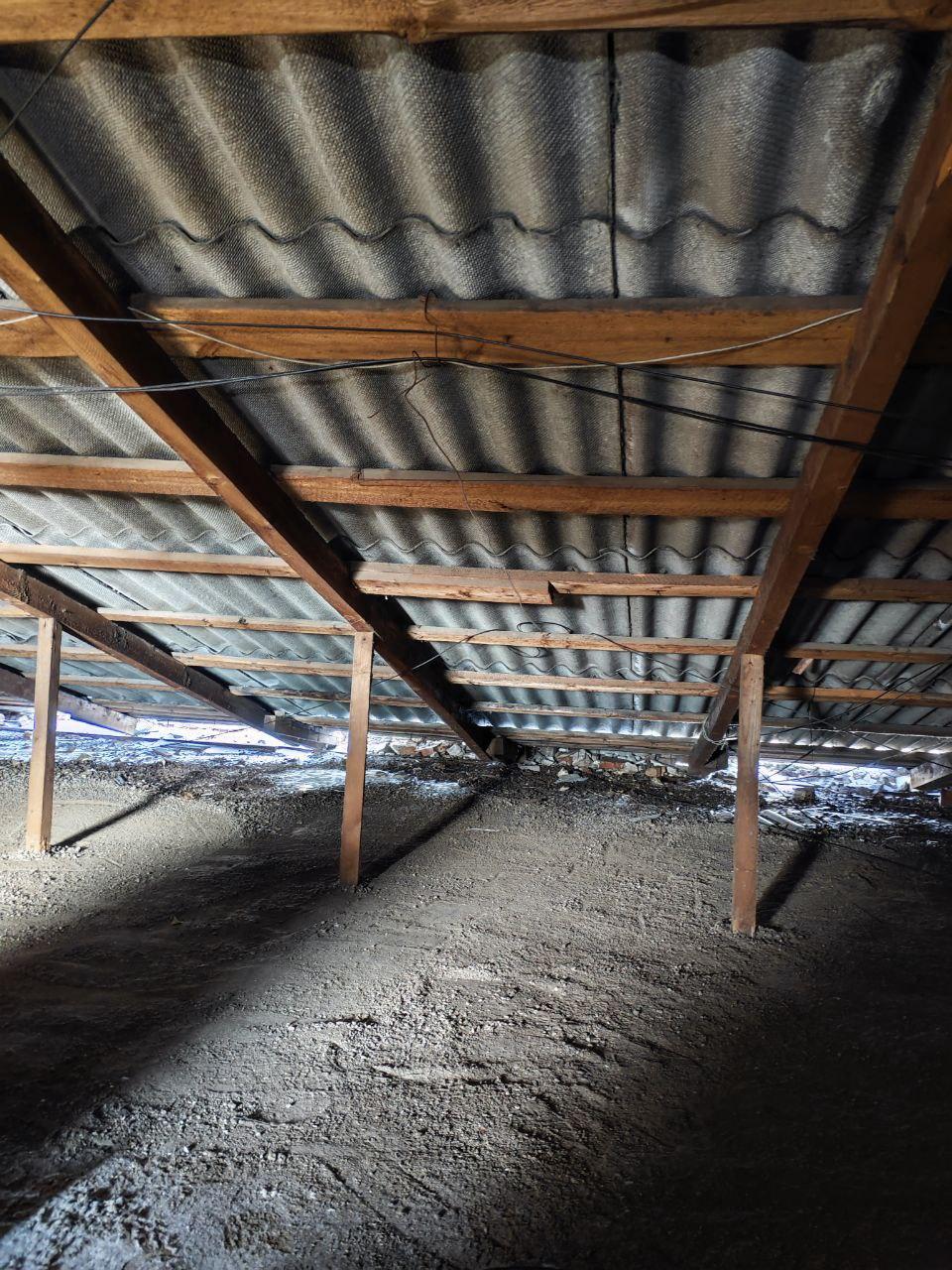 Дом на улице Пролетарской в Пологах подготовлен к основному этапу ремонта кровли