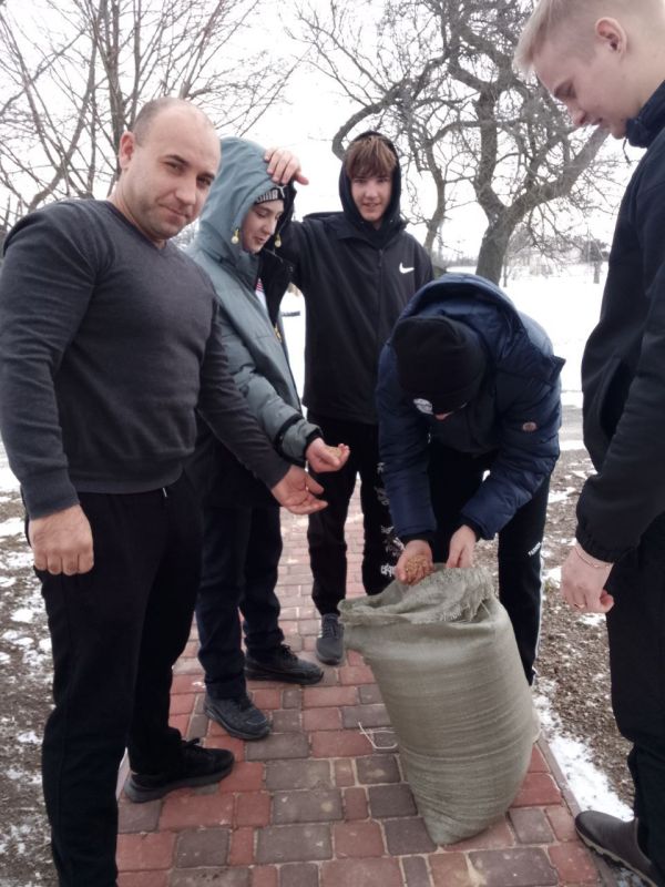 Учащиеся и учителя общеобразовательной школы № 4 приняли участие в экологической акции «Покорми птиц зимой»