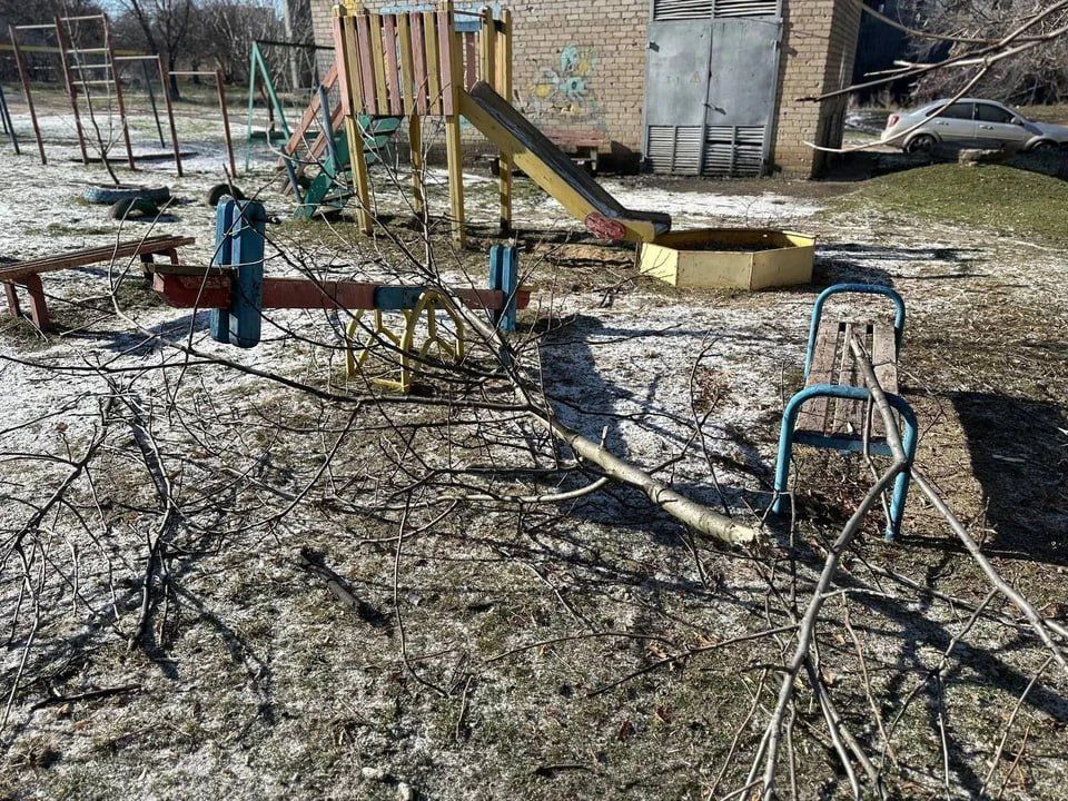 В Васильевке на детской площадке осталась воронка после атаки ВСУ
