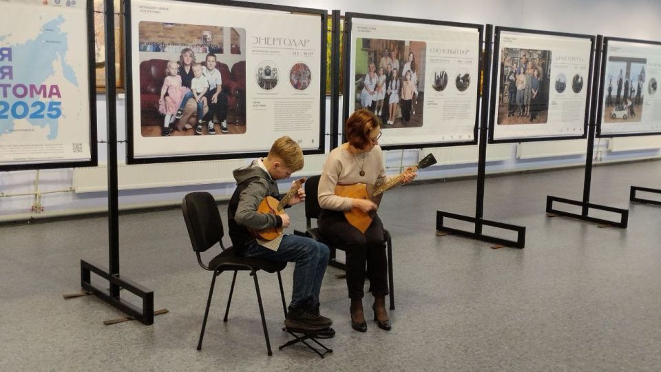 В Художественном выставочном зале Энергодара, в теплой, семейной обстановке, открылась выставка фотопроекта "Большая семья Росатома"