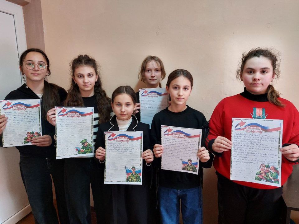 Традиция отправлять письма на фронт, в том числе и коллективные, берёт своё начало со времён Великой Отечественной войны