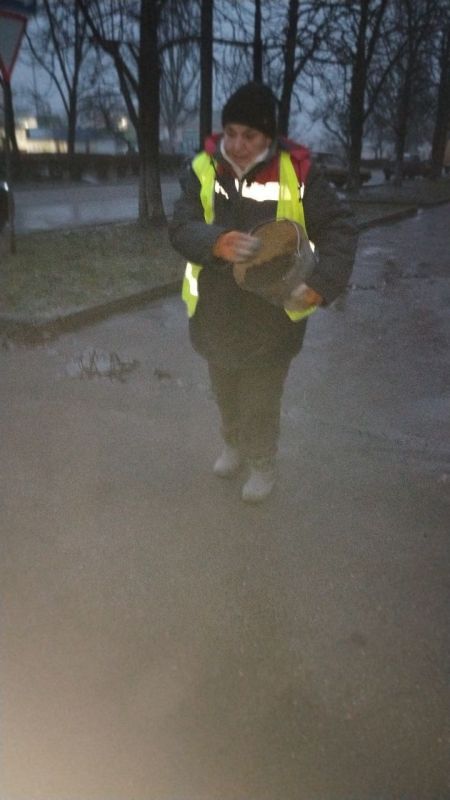 Работниками МБУ «Центр городского хозяйства г. Днепрорудное» продолжаются работы по посыпке дорог и тротуаров противогололёдными материалами для комфорта жителей