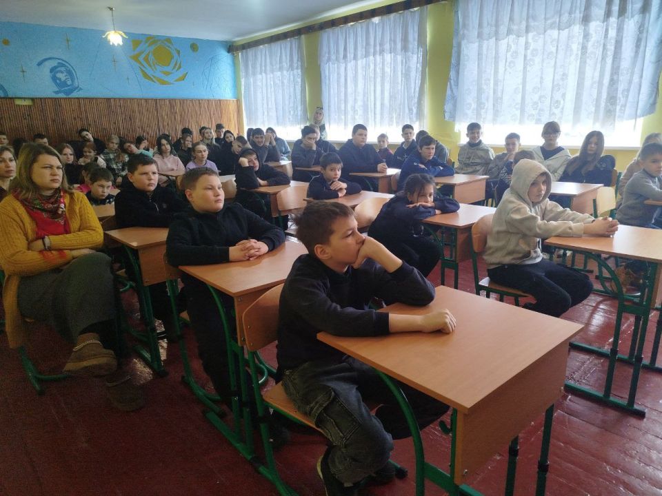 Черниговский исторический музей провел выездное мероприятие с образовательной программой «Музей в чемодане» в Верхнетокмакскую среднеобразовательную школу