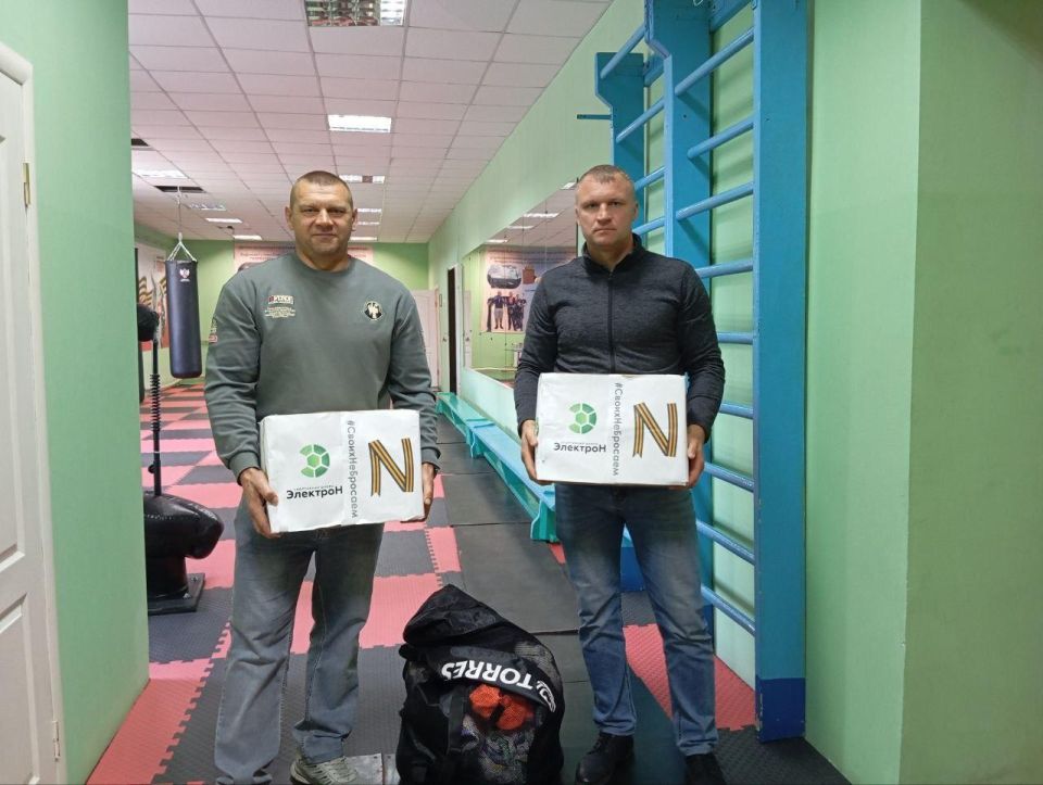 В конце прошлого года сотрудники и спортсмены спортивной школы "Электрон" передали комплект спортивного оборудования и инвентаря в энергодарскую Школу бокса имени В.Р. Манзули. Теперь ребята используют его в тренировочном...