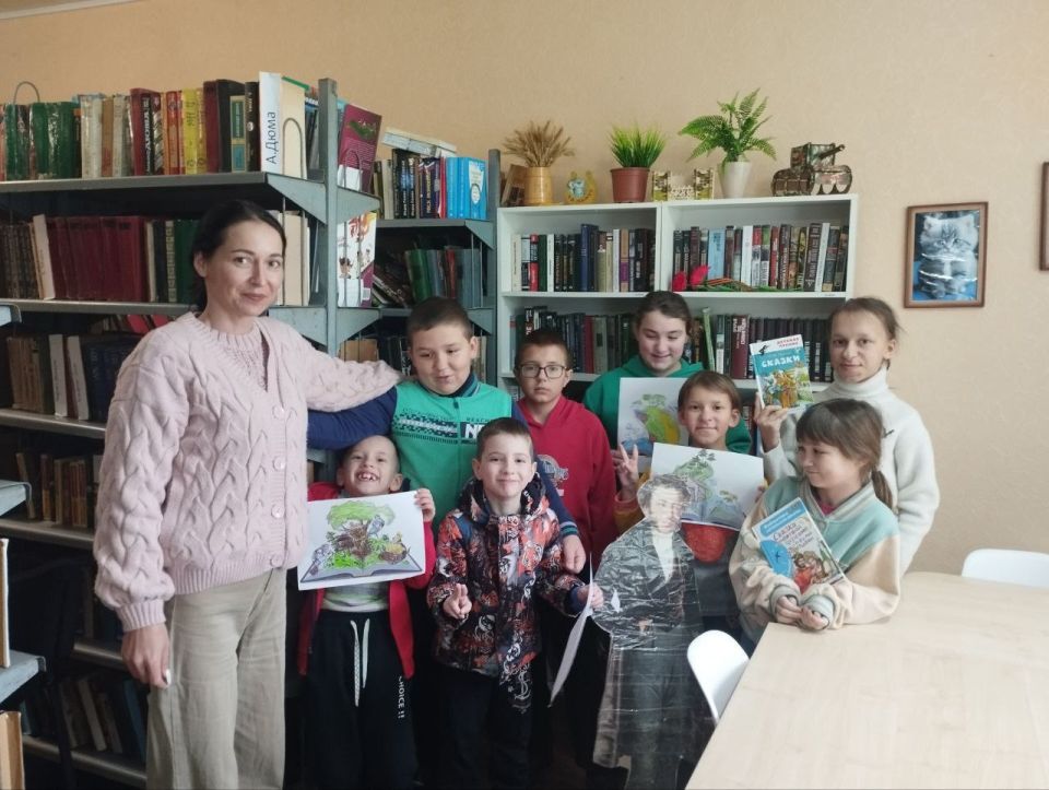 Ко дню памяти Александра Сергеевича Пушкина в Розовской библиотеке прошло увлекательное мероприятие — турнир знатоков «Пушкинские сказки помним без подсказки»