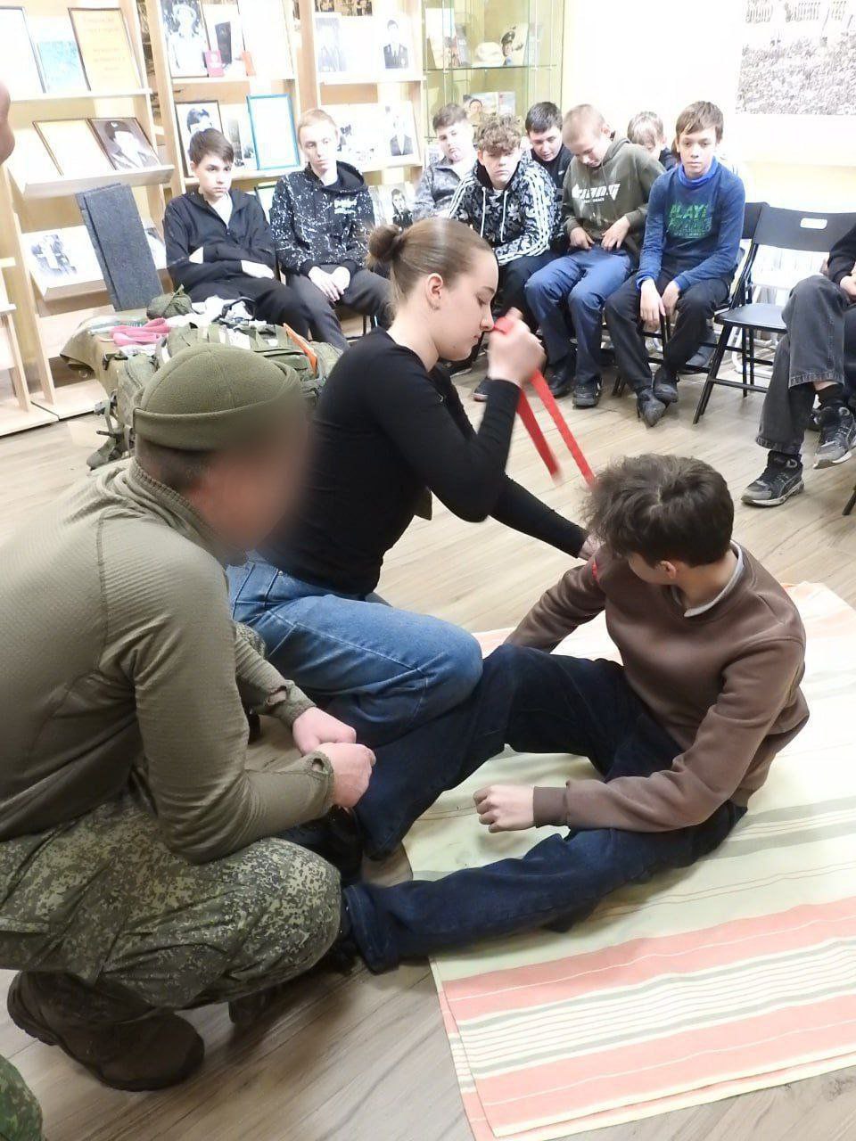 В преддверии годовщины начала Специальной военной операции в Приморском краеведческом музее состоялся Урок мужества для школьников