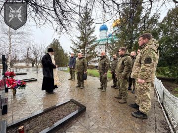 Командир полка и настоятель монастыря открыли памятник «Памяти павших воинов в ходе специальной военной операции 1430 гвардейского полка» в Токмаке