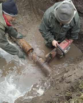 Бригада работников Приморского участка ГУП "Вода Запорожья" в понедельник, 16 февраля, устраняла большой порыв водопроводной трубы по улице Некрасова в Приморске