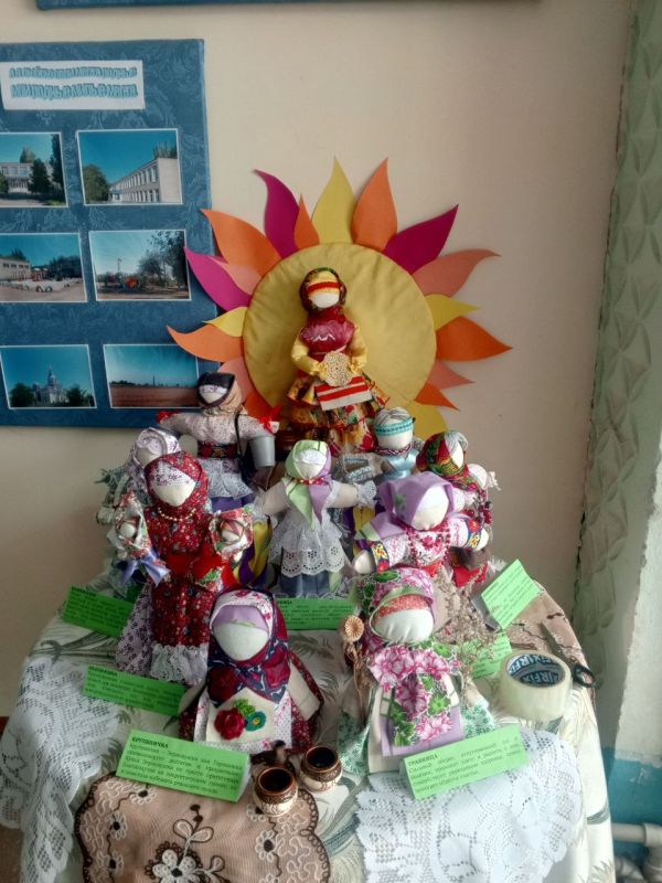 "Масленица широкая, Масленица счастливая!" - так называется выставка кукол - мотанок в Степановском Первом СДК, сделанная руками работников клуба к Масленице