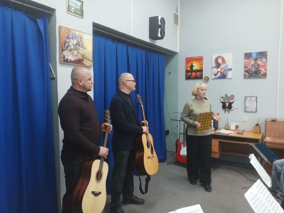 Ансамбль гитаристов ДК "Современник" получил новые профессиональные инструменты!