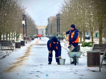 Максим Пухов: В Энергодаре из-за прошедшего дождя снова образовался сильный гололед