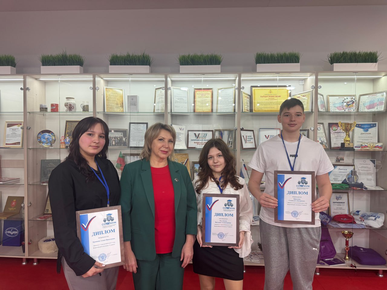 Торжественным моментом сегодняшней встречи стало награждение победителей регионального тура Всероссийской олимпиады «Софиум»