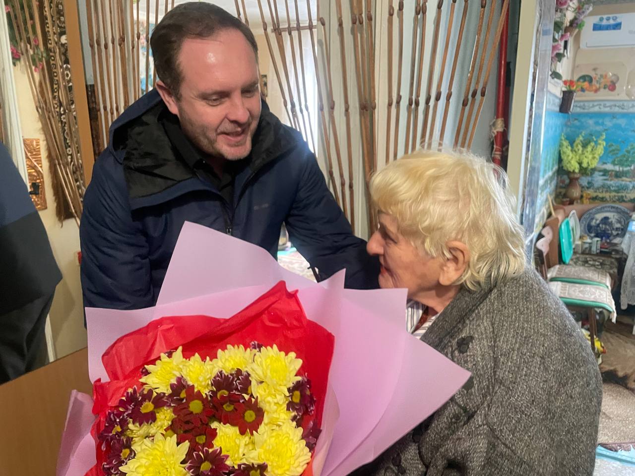 Глава Токмакского муниципального округа, секретарь местного отделения партии «Единая Россия» Александр Калмыков и директор Токмакского управления социальной защиты Игорь Мащенко вручили знак «Жителю блокадного Ленинграда»...