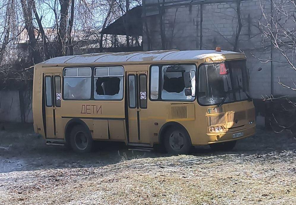ВСУ обстреляли школу в запорожской Васильевке, повреждены фасад здания и автобусы