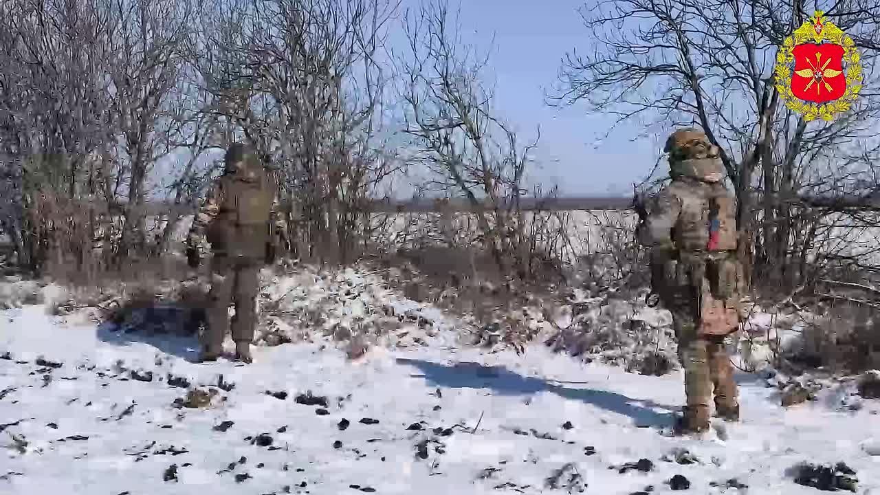 Минобороны России: Сапёры и операторы БПЛА группировки «Днепр» 58-й армии работают в связке: инженеры готовят специальные накладные заряды, а парни из подразделений войск беспилотных систем доставляют их прямо к цели