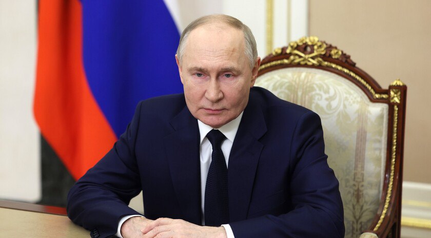 Путин поздравил россиян с Днем защитника Отечества