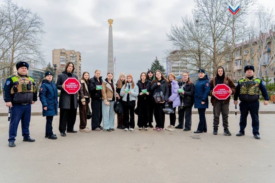 В День защитника Отечества активисты «Юг Молодой» поздравили автомобилистов