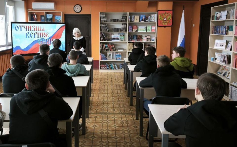 Ко Дню защитника Отечества в Токмакской центральной городской библиотеке для студентов многопрофильного лицея проведен Урок мужества «Отчизны верные сыны»