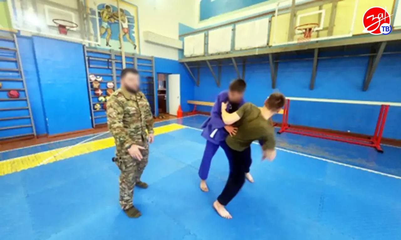 В преддверии Дня защитника Отечества сотрудники Росгвардии организовали цикл «Уроков мужества» для школьников Херсонской и Запорожской областей