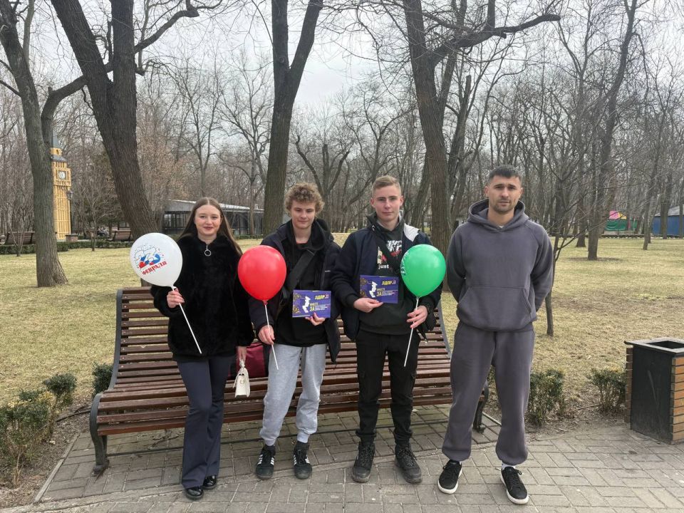 Молодёжь ЛДПР подарила праздничное настроение жителям Мелитополя в День защитника Отечества