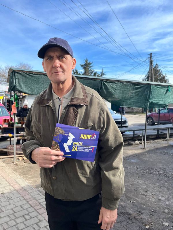 В День защитника Отечества, 23 февраля, активисты Мелитопольского отделения ЛДПР не остались в стороне и поздравили мужчин города с этим важным праздником