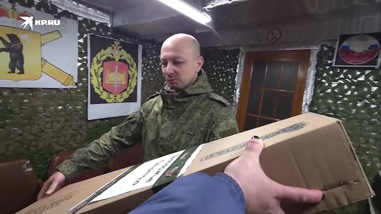 «Песня – двигатель, который помогает выжить на передовой»: Боец «Травыч» играет для товарищей на гитаре с автографом актера Игоря Петренко