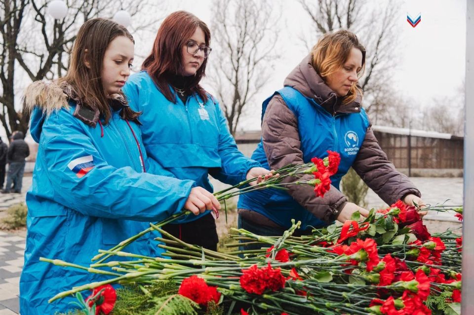 Торжественная церемония возложения цветов прошла в парке участников СВО в Мелитополе