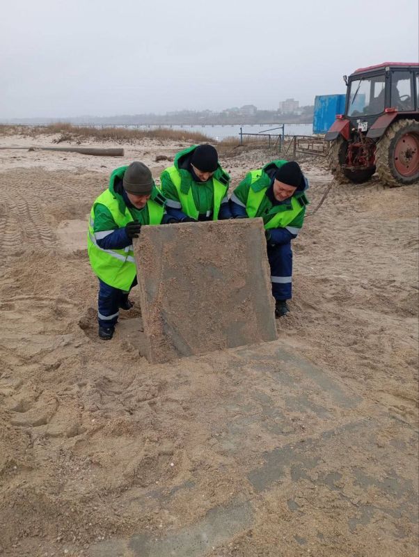 Работники МБУ "Парки и скверы" во вторник, 24 февраля, трудились на Центральном пляже Приморска