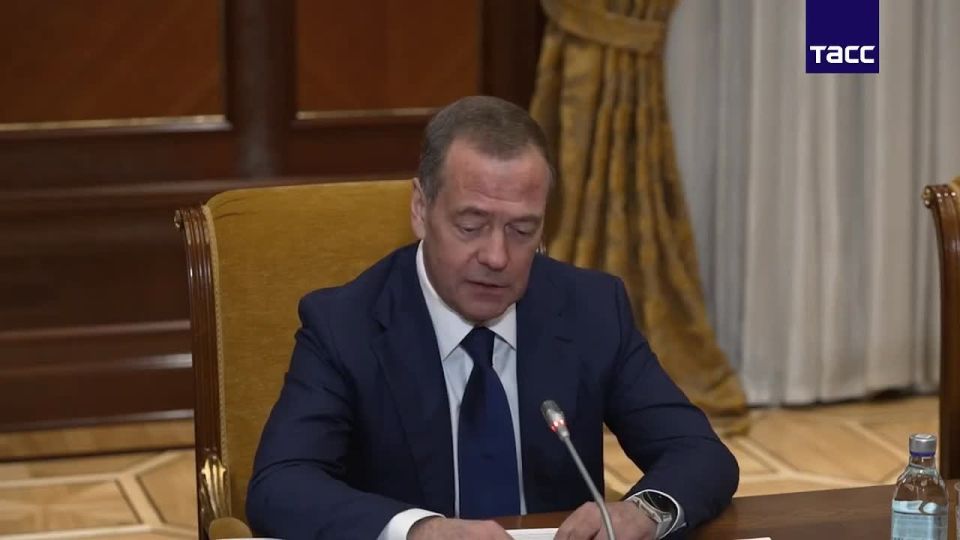 Передача Украине ядерных технологий будет прямой дорогой к мировой войне, но "такие игрища происходят", заявил Медведев