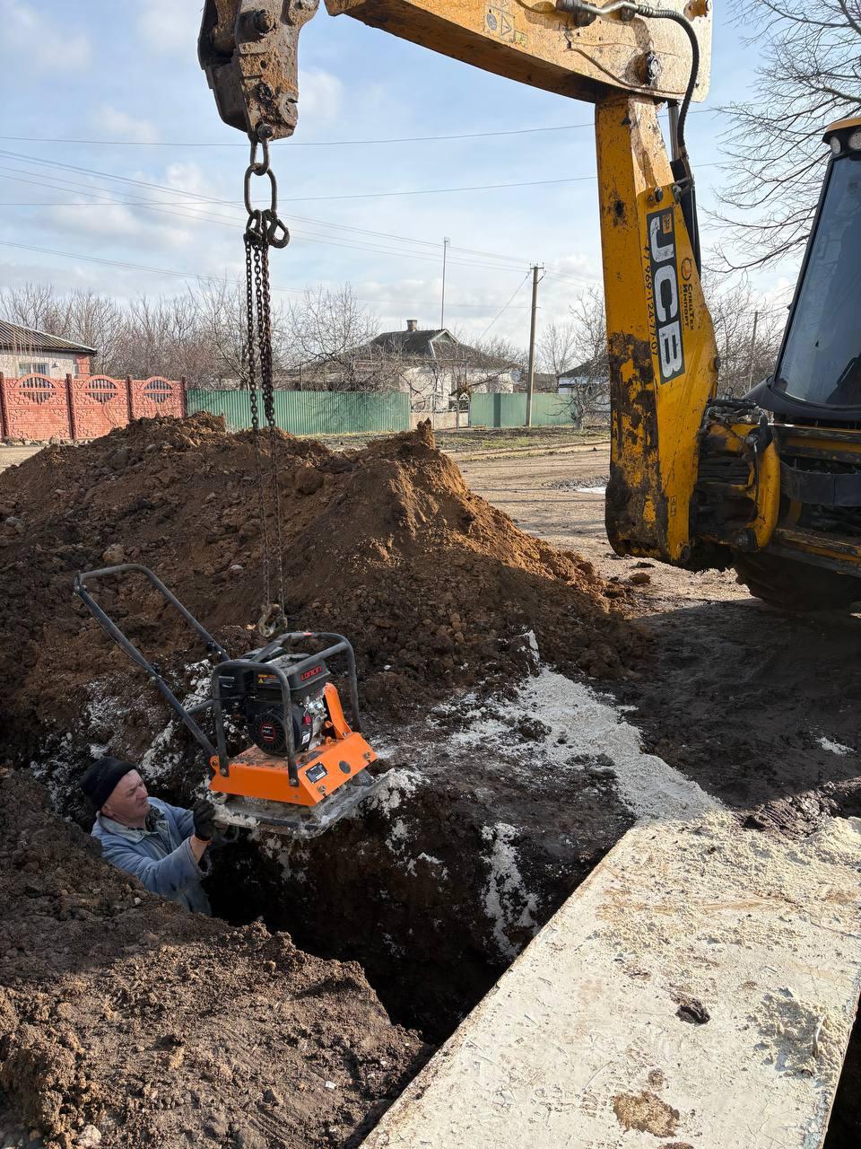 В рамках шефской помощи Ярославской области на территории поселка имени Максима Горького идет замена изношенного водопровода