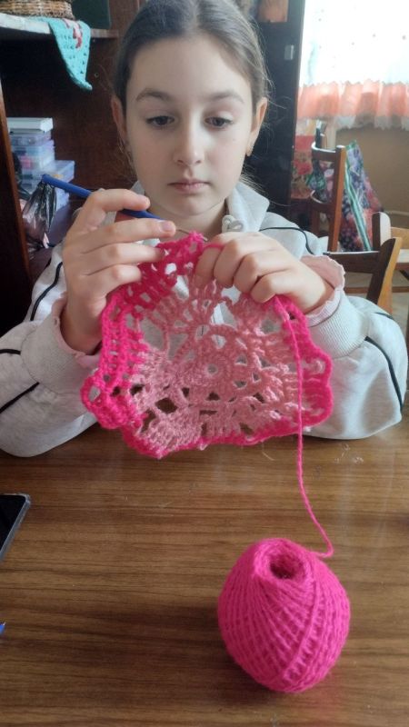 В Приазовском Доме культуры на кружке "Золотые ручки" начинаем готовить подарки к 8 Марта! Наши мастерицы уже взялись за дело