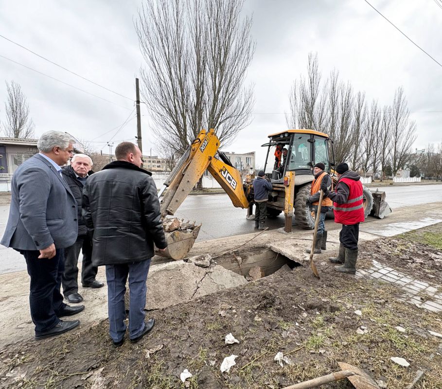 В Бердянске идет расчистка и ремонт ливневок